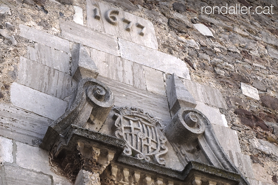 Escut de Moià del 1677 a la porta lateral de l'església parroquial de Santa Maria.