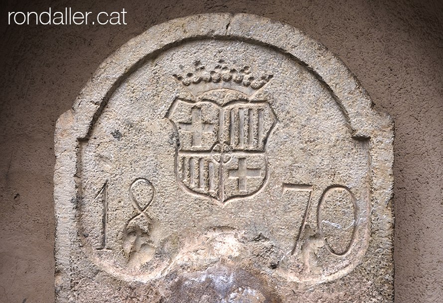 Relleu de pedra amb l'escut de Barcelona a la Font de Sant Josep de Moià (Moianès).