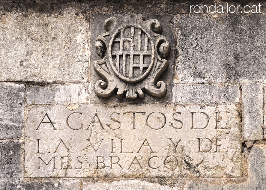 Relleu de pedra amb l'escut de Barcelona a la Font Vella de Moià (Moianès).