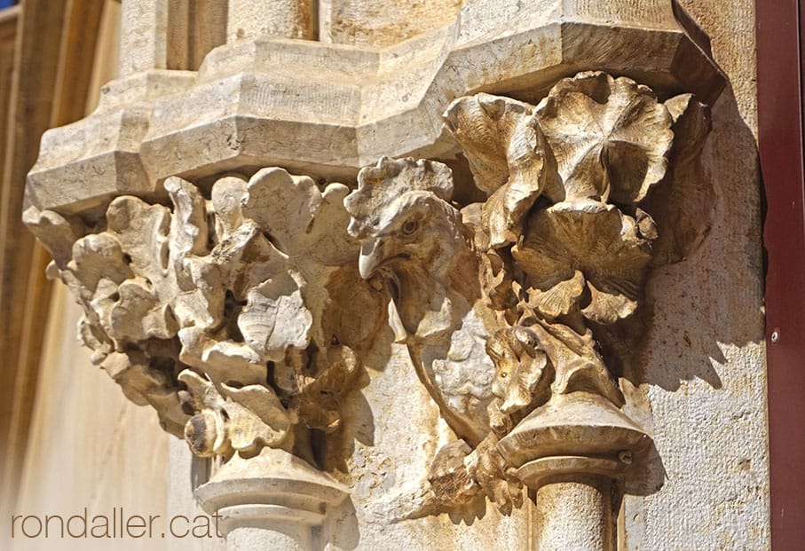 Capitell a l'entrada del castell de Vila-seca, amb el cap d'un gall.