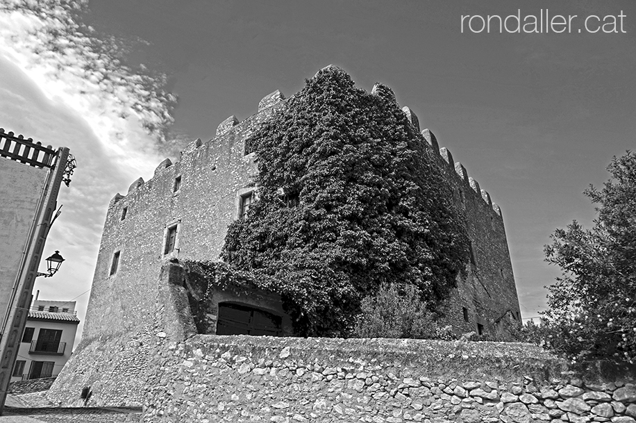 El castell de Creixell s'alça imponent i molt ben conservat.