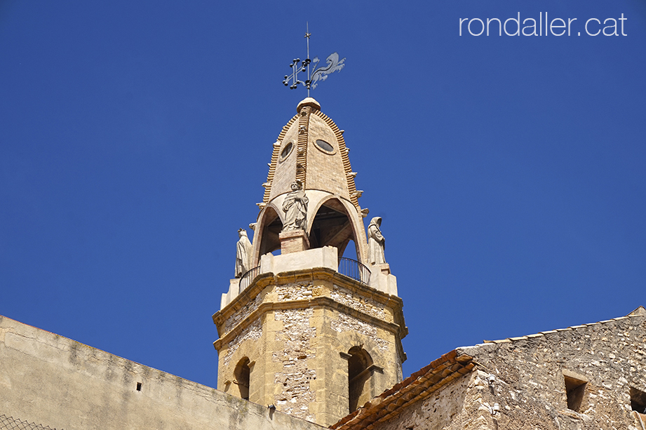 El campanar de Jujol a Creixell amb els quatre sants i el penell dal capdamunt.