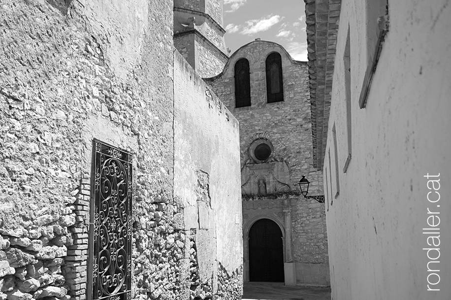 El campanar de Jujol a Creixell. Vista de la façana principal des d'un carreró.