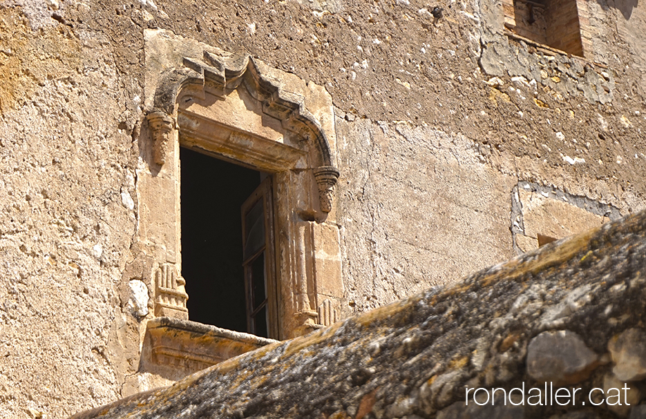 Finestra del palauet de la Casa Álvarez o Ca la Miquelina de Creixell.