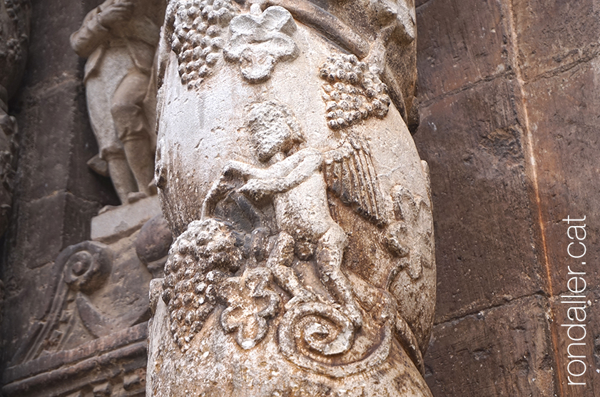 Columna salomònica a la portalada de l'església de Santa Maria de Moià.