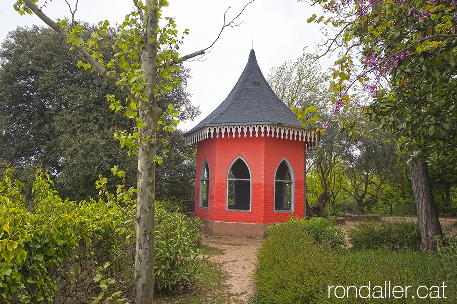 18 històries de Moià. Glorieta vermella al parc Francesc Viñas.