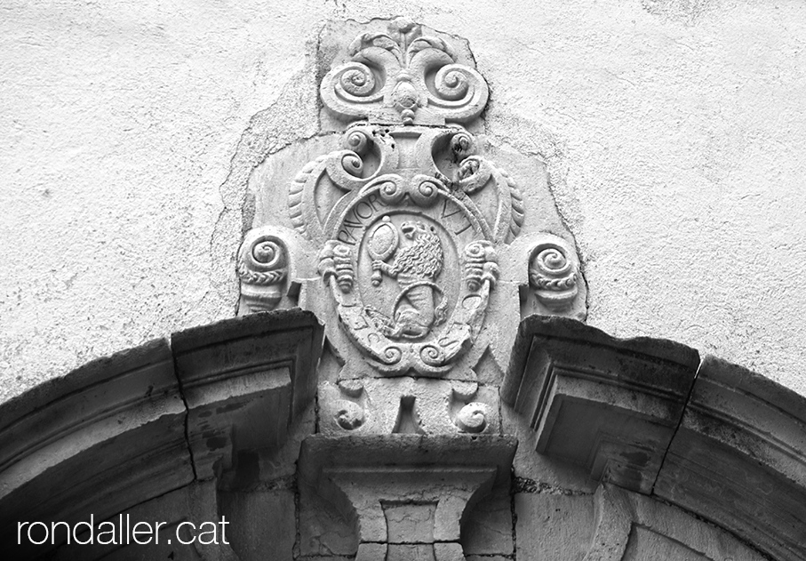 Escut de pedra dels Alòs a la portalada de la capella de Sant Josep de Moià.