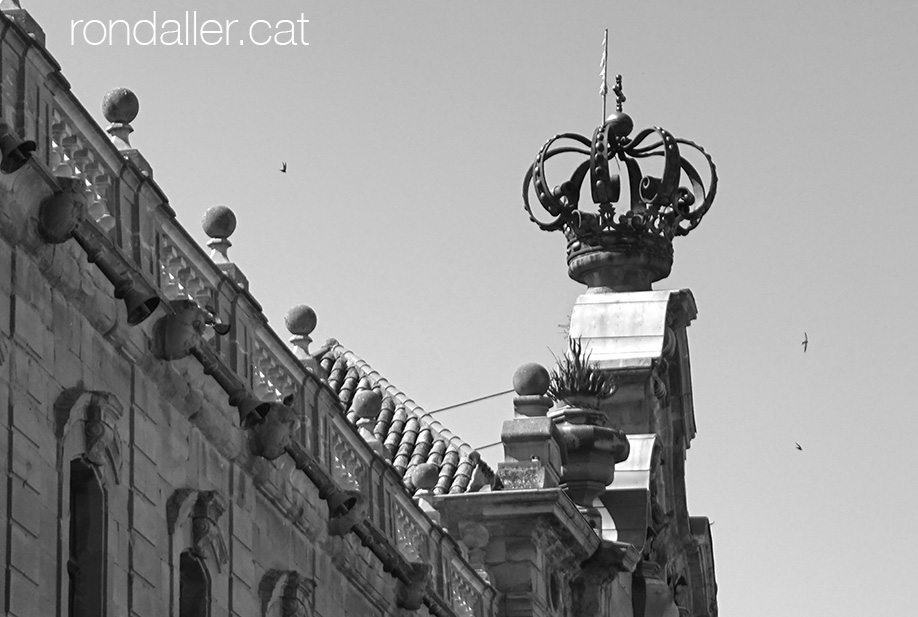 Coronament de la façana barroca amb la corona reial.