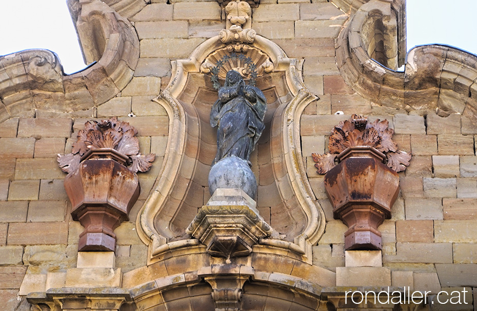 Escultura de l'Immaculada Concepció a la portalada barroca de la Universitat de Cervera.