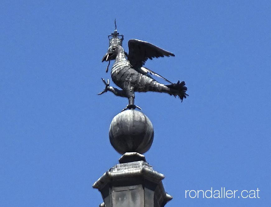 Àguila coronada al capdamunt d'una de les torres de l'edifici.