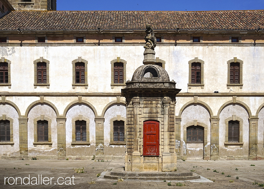 Un dels patis interiors de la Universitat de Cervera amb el pou al mig.