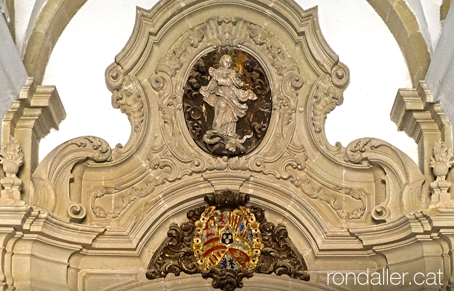 Escultura barroca de la Immaculada Concepció a la porta d'entrada del paraninf de la Universitat de Cervera.