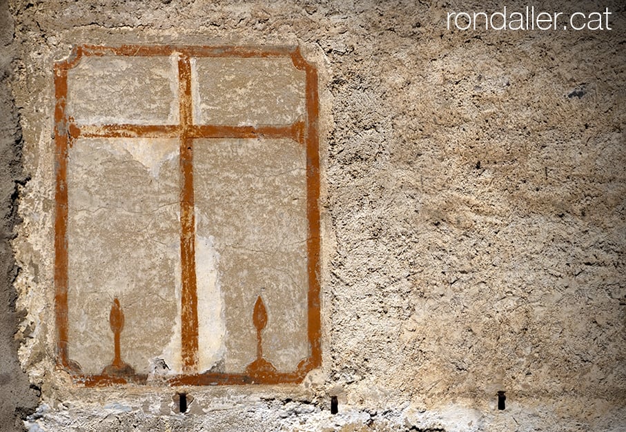 Esgrafiat d'una creu al nucli antic de Cambrils.