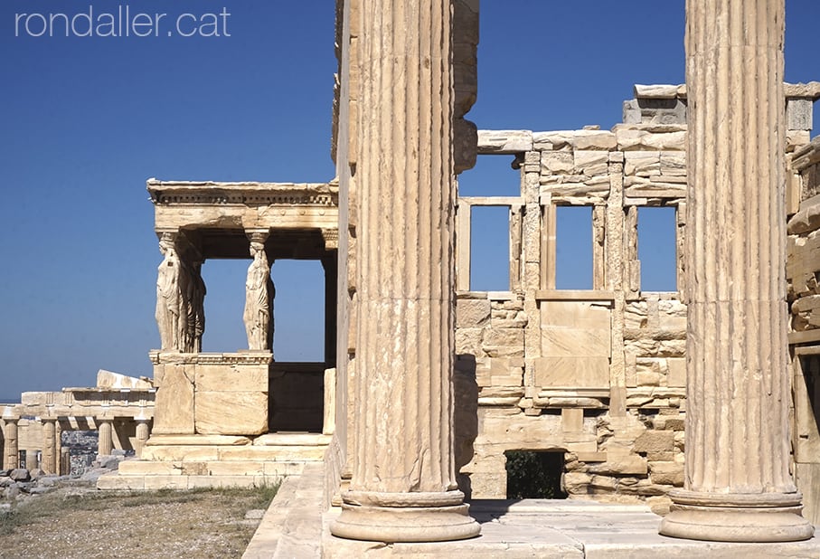 6 descobertes a Atenes. Reproducció de les cariàtides a l'Acròpoli.