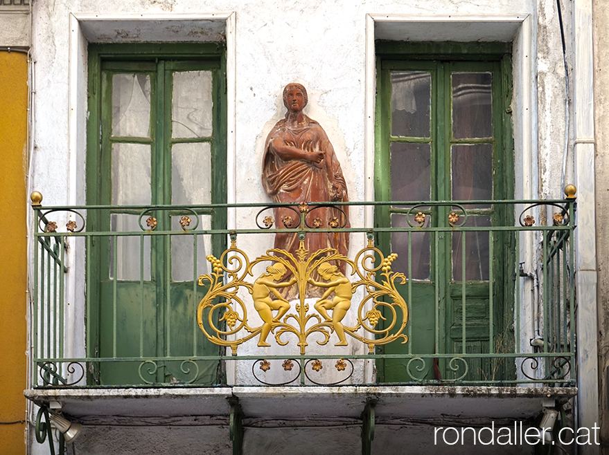 6 descobertes d'Atenes. Balcó amb una estàtua, en un carreró del barri de la Plaka.