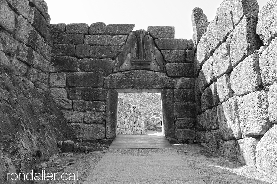 9 indrets del Peloponès. Porta dels Lleons, entrada al recinte arqueològic de Micenes.