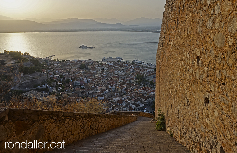 Panoràmica de Nàuplia des de les escales del castell de Palamedes.