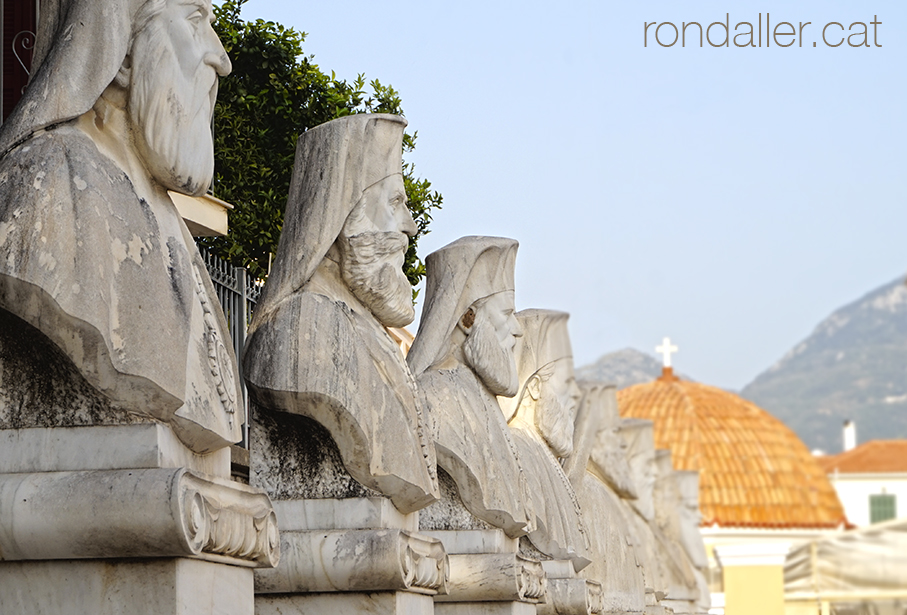 Busts de diversos dirigents ortodoxes davant l'església de Kalamata.