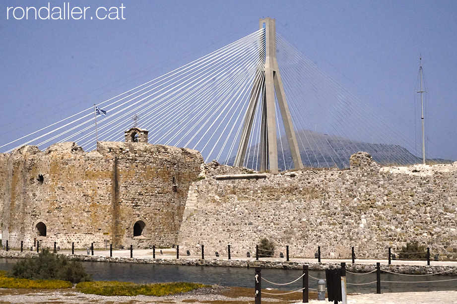 El nou pont de Rio-Antirio darrere el castell de Rio, al golf de Patras.