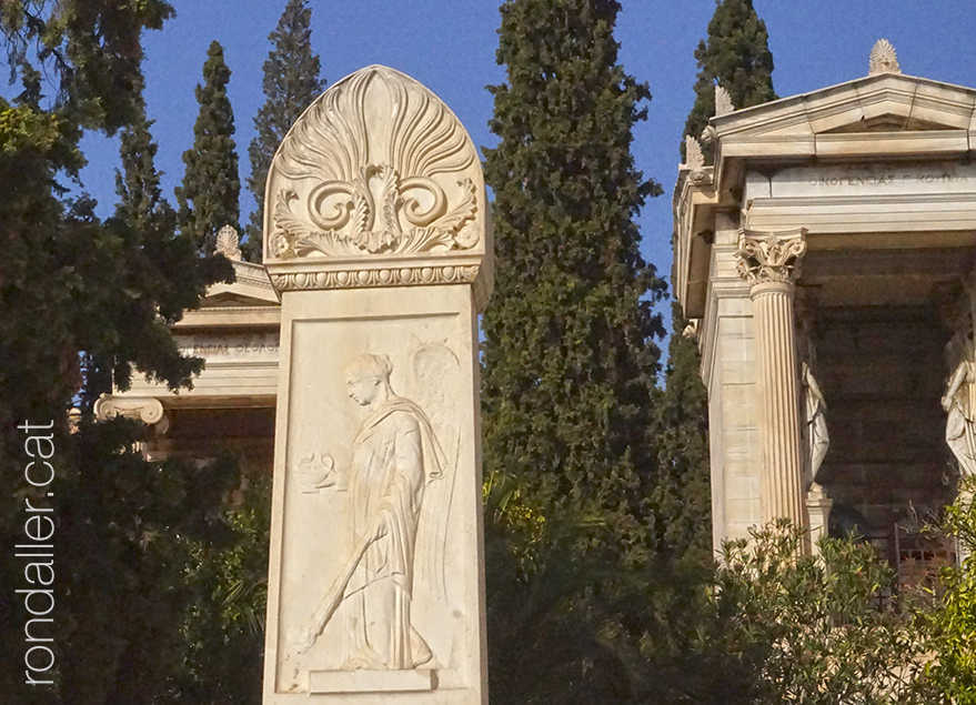 Sepulcres i panteons d'estil clàssic al cementiri d'Atenes.