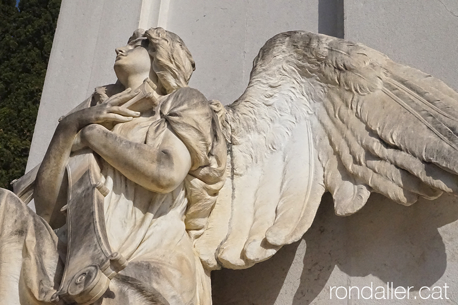 Escultura d'un àngel al Primer Cementiri d'Atenes.