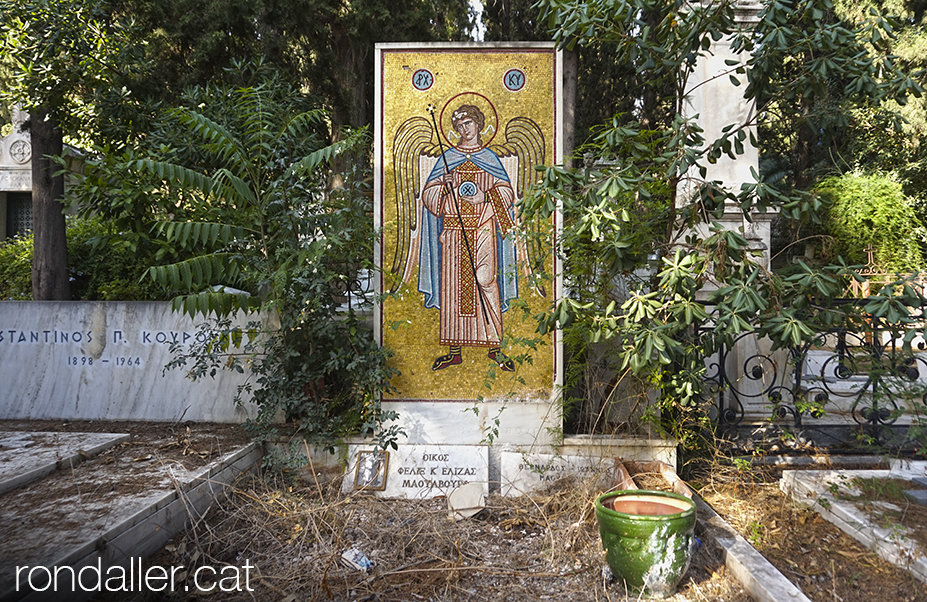 Primer Cementiri d'Atenes. Mosaic amb un àngel, entre tombes deixades.