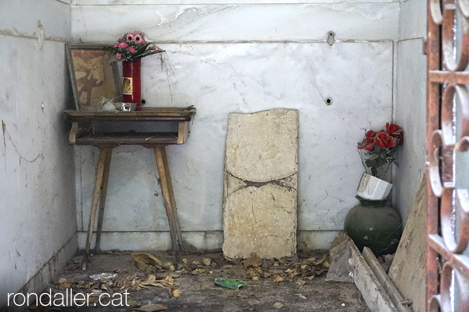 Primer Cementiri d'Atenes. Interior abandonat de la cripta d'un panteó.