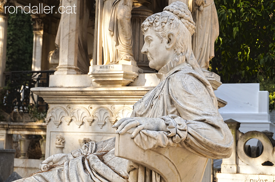 Primer Cementiri d'Atenes. Escultura funerària d'una dona asseguda.