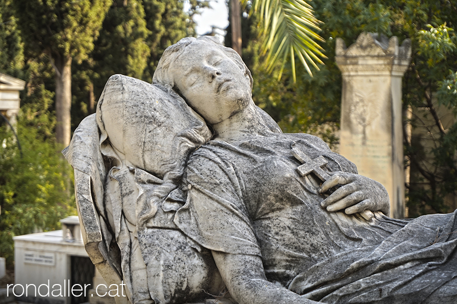 Primer Cementiri d'Atenes. Escultura funerària d'una dona jacent.