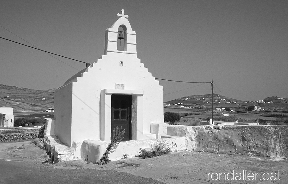 Capella emblanquinada amb el fons semidesèrtic de l'illa de Míkonos.