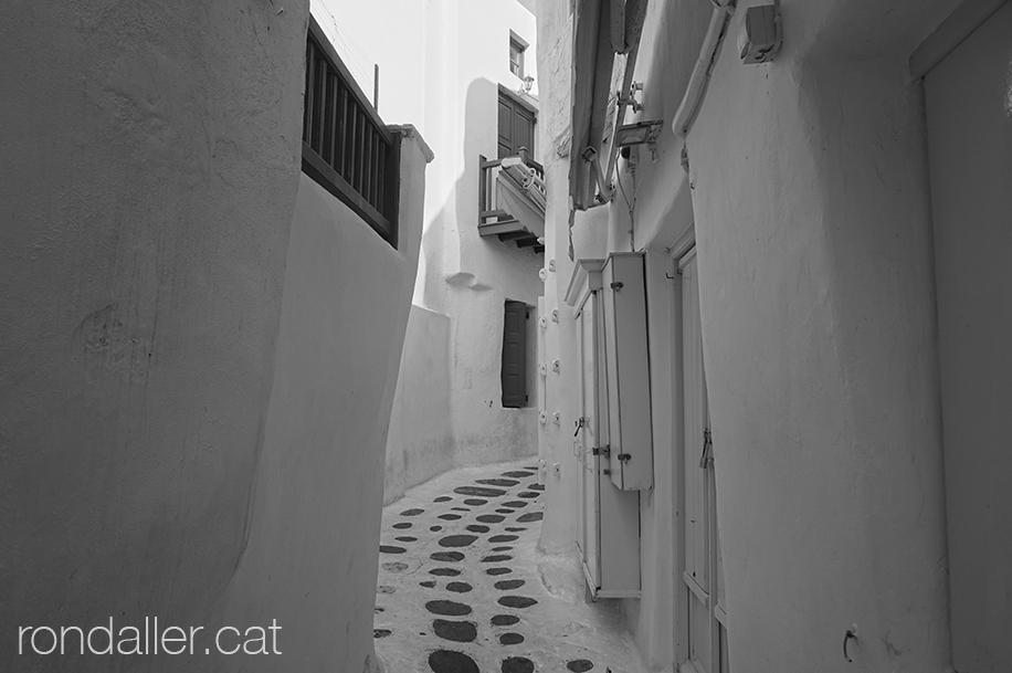 Carreró estret de la capital de l'illa de Santorini.