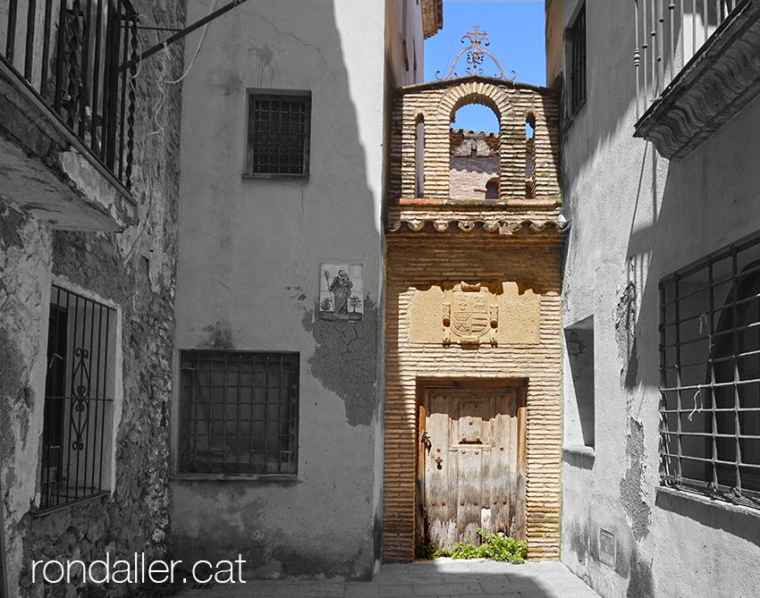 Façana amb forma de capella al carrer del Soldat.