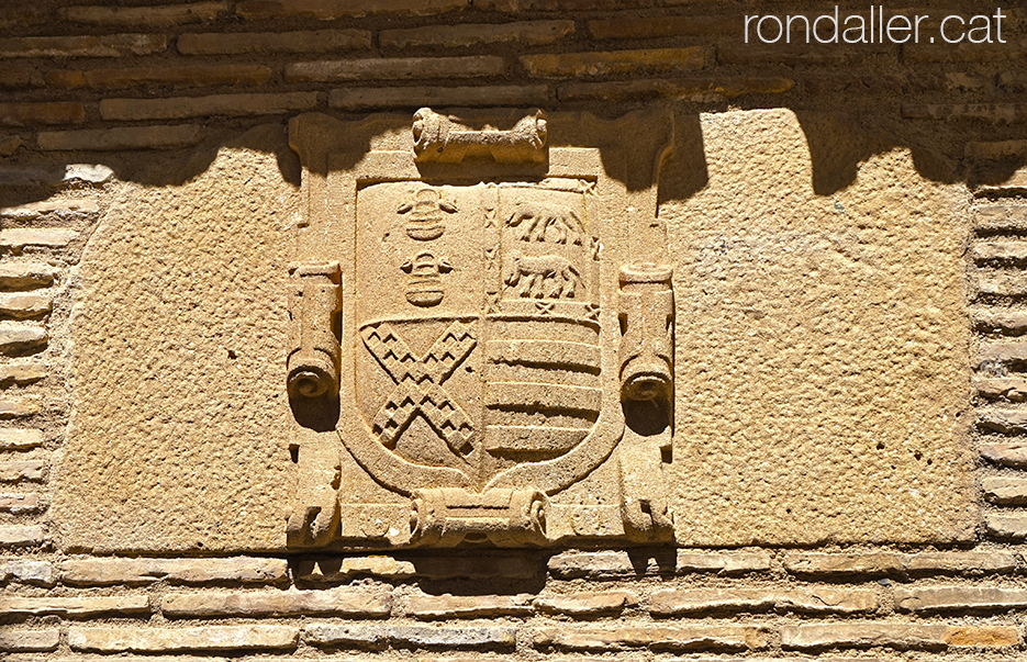 Escut heràldic de pedra al carrer del Soldat.