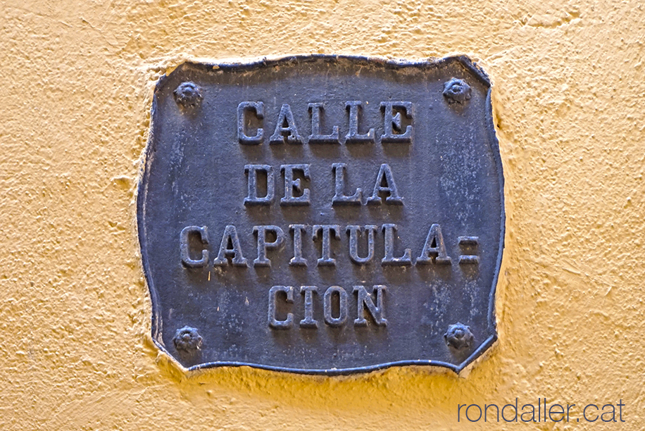 Antiga placa amb el nom del carrer de la Capitulació de la ciutat de Cambrils.
