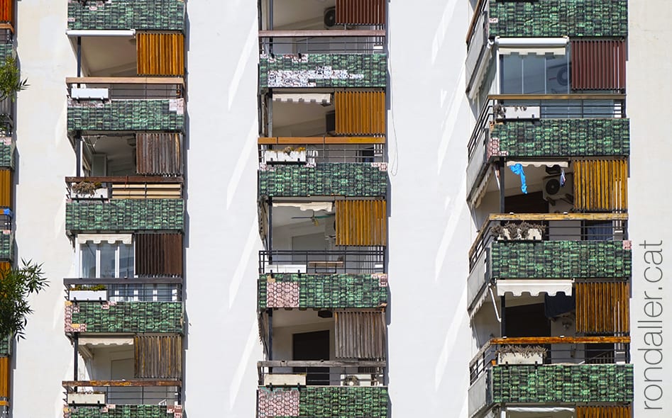 Balcons de ceràmica en uns apartaments turístics arran de mar.