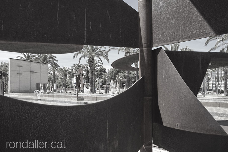 El passeig de Jaume I a través d'una escultura cinètica de Pablo Bruera.