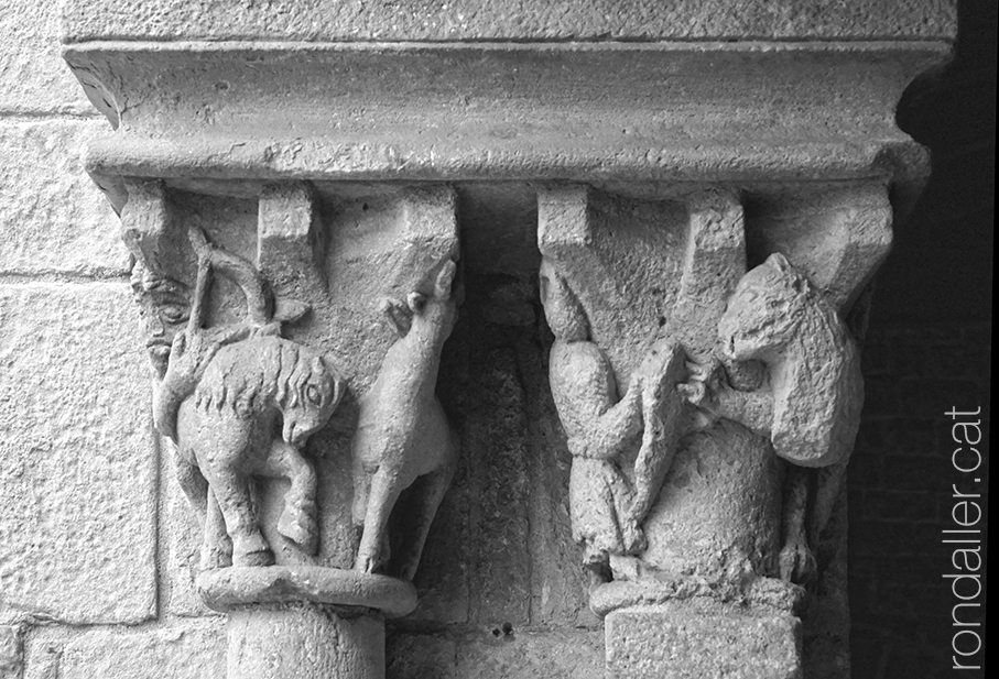 Monestir de Sant Pau del Camp. Capitells romànics del claustre amb figures humanes i animals.
