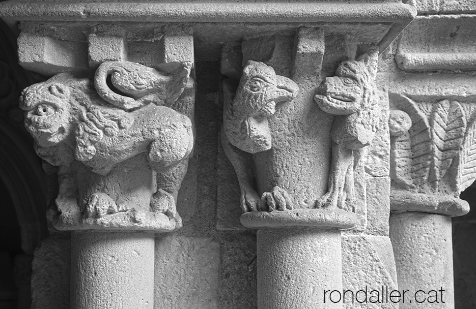 Capitells romànics del claustre amb repertori d'animals.