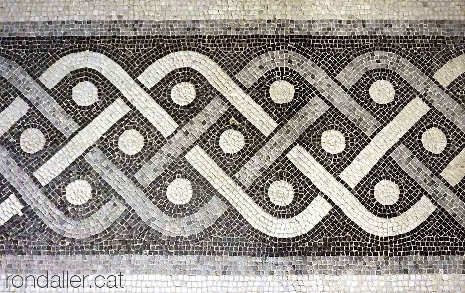 Mosaic del paviment de l'església de Sant Pau del Camp.