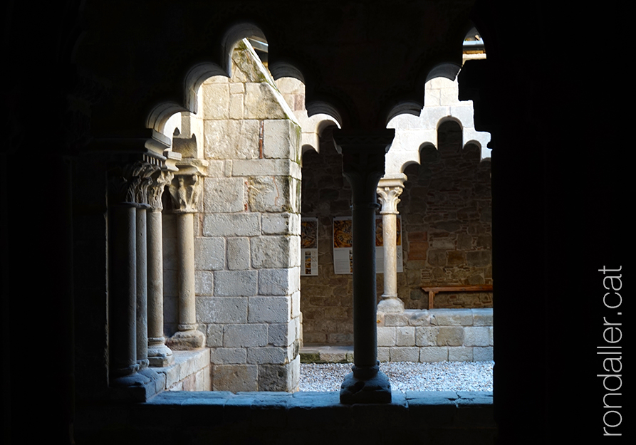 Claustre del monestir de Sant Pau del Camp de Barcelona.
