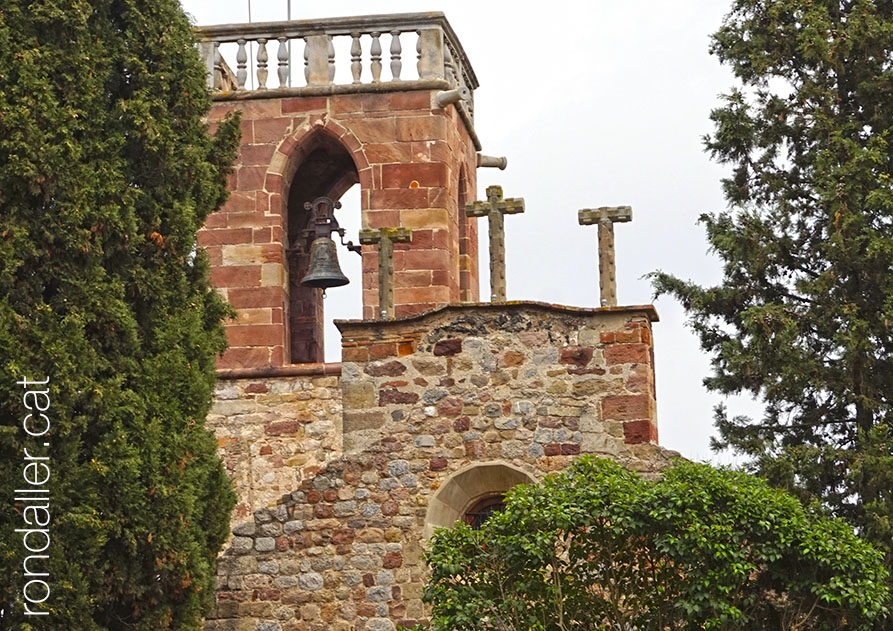 El calvari a la façana de l'església de Santa Maria l'Antiga.