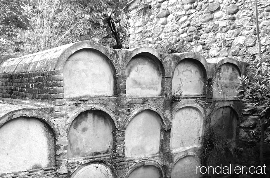 Nínxols del petit cementiri al costat de l'església de Santiga.