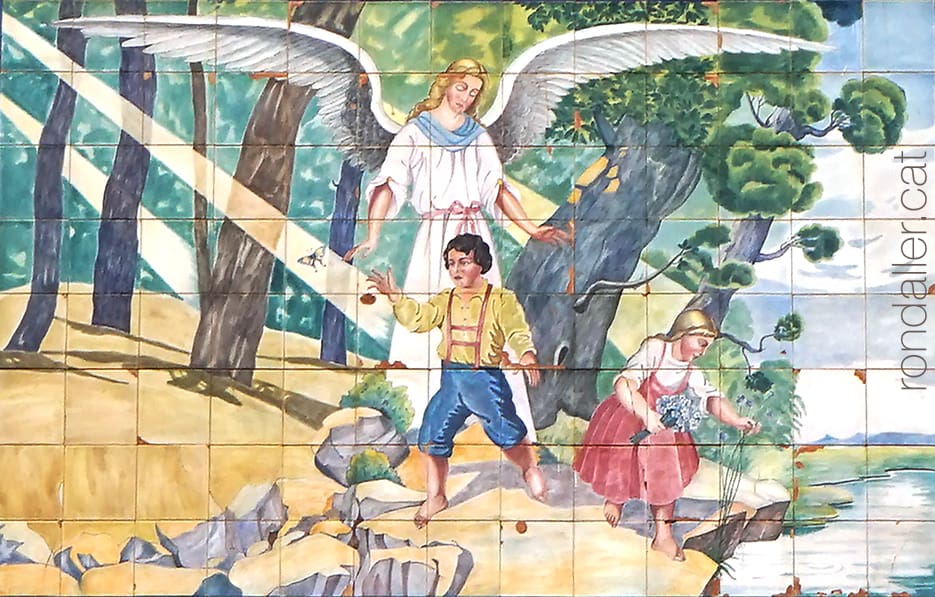 Plafó ceràmic amb la imatge de l'àngel de la guarda a les antigues escoles parroquials.