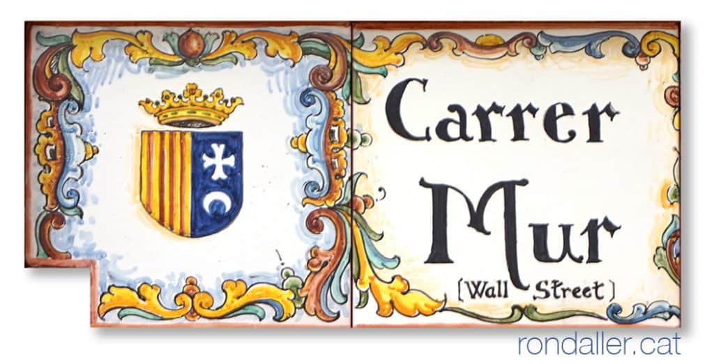 Placa ceràmica amb el nom del carrer del mur i l'escut de Riba-roja de Túria.