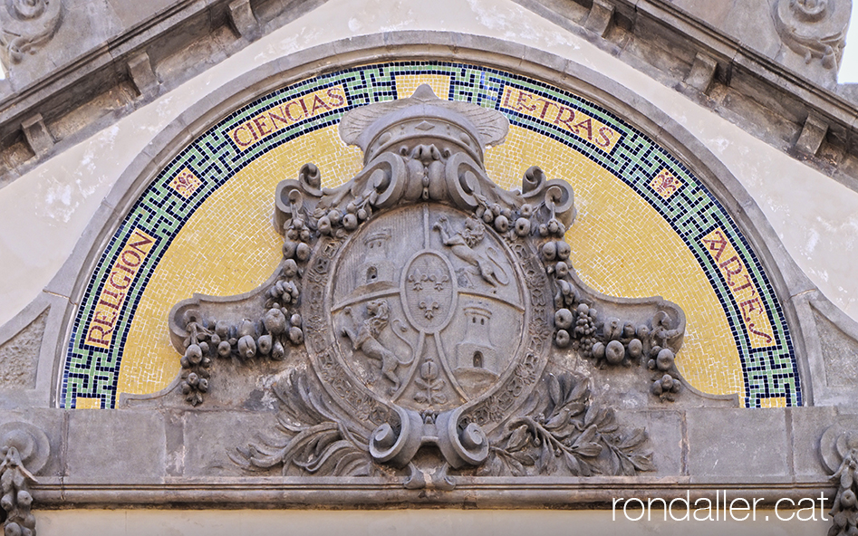 Escoles Montserrat de Malgrat de Mar. Antiga versió de l'escut estatal.