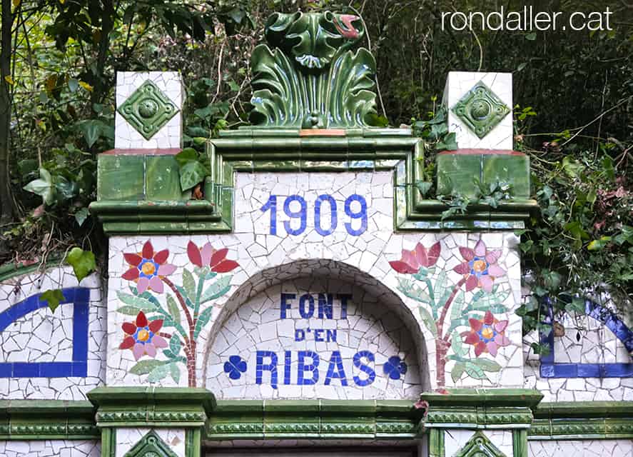 La font d'en Ribas de Collserola. Detall de la decoració amb mosaic de trencadís.