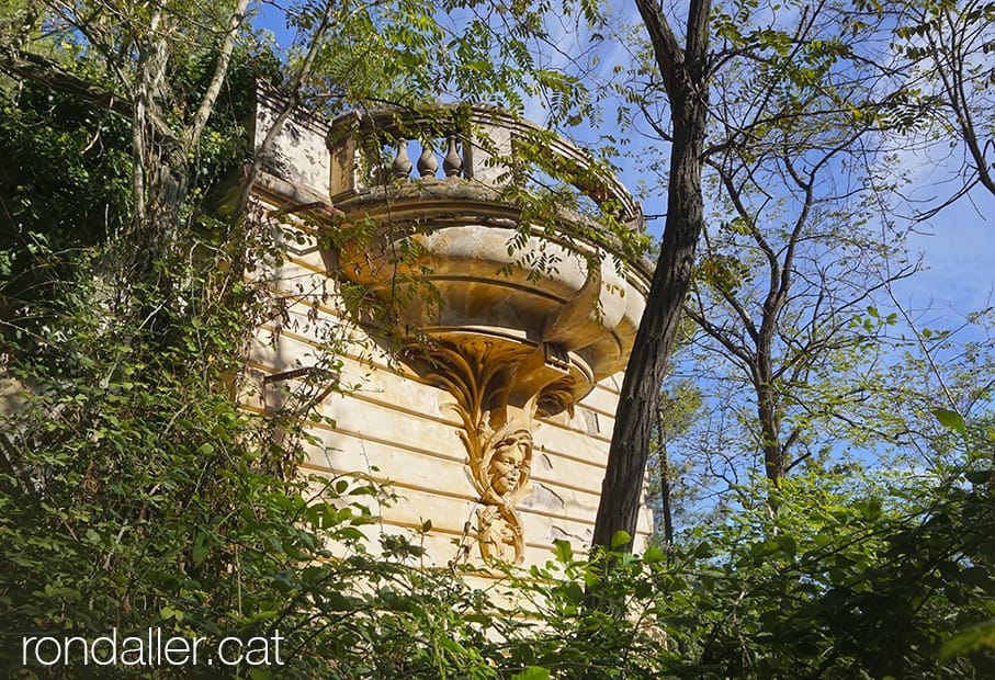 La font d'en Ribas de Collserola. Balcó de l'antic casino de l'Arrabassada.