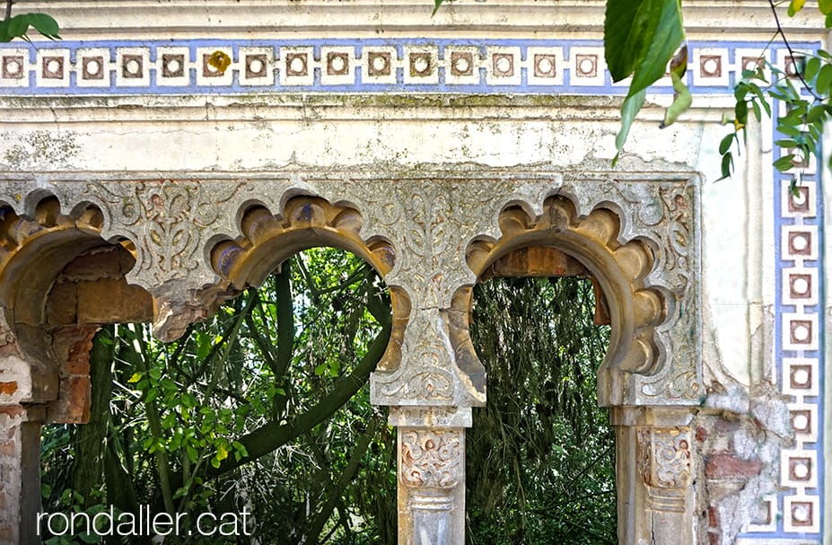 La font den Ribas de Collserola. Finestres d'estil oriental a les ruïnes de l'antic casino de l'Arrabassada.