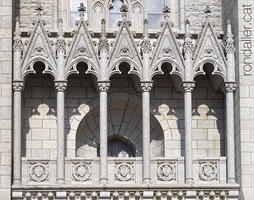 Tribuna neogòtica a la façana del temple del Sagrat Cor.