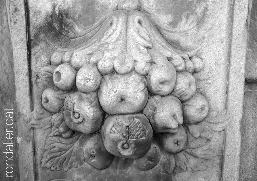Ram escultòric amb magranes i altres fruites simbòliques.